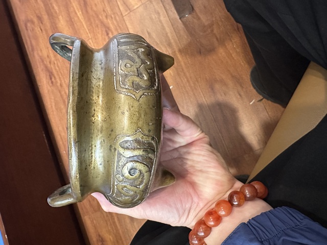 古玩銅器阿文沖耳三足爐真品鑒賞圖