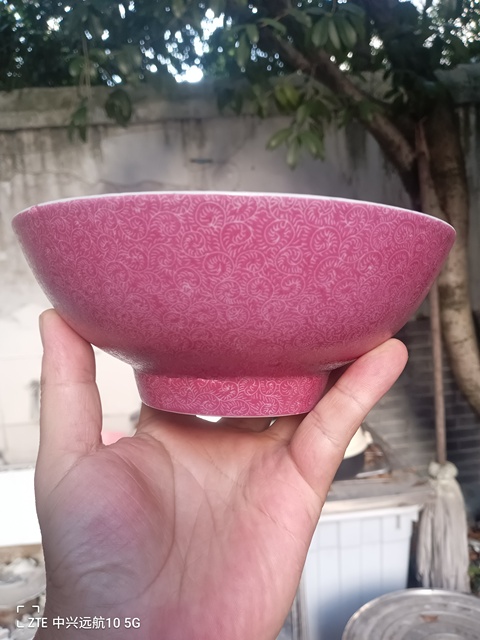 古玩陶瓷胭脂紅軋道纏枝蓮紋碗真品鑒賞圖