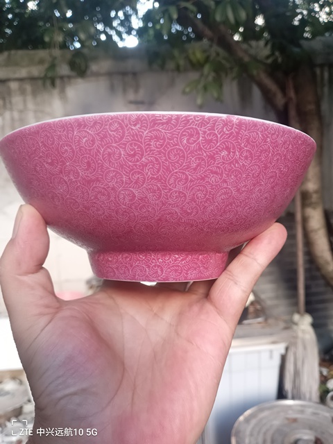 古玩陶瓷胭脂紅軋道纏枝蓮紋碗真品鑒賞圖