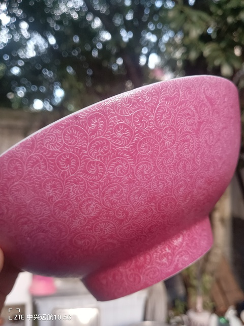 古玩陶瓷胭脂紅軋道纏枝蓮紋碗真品鑒賞圖