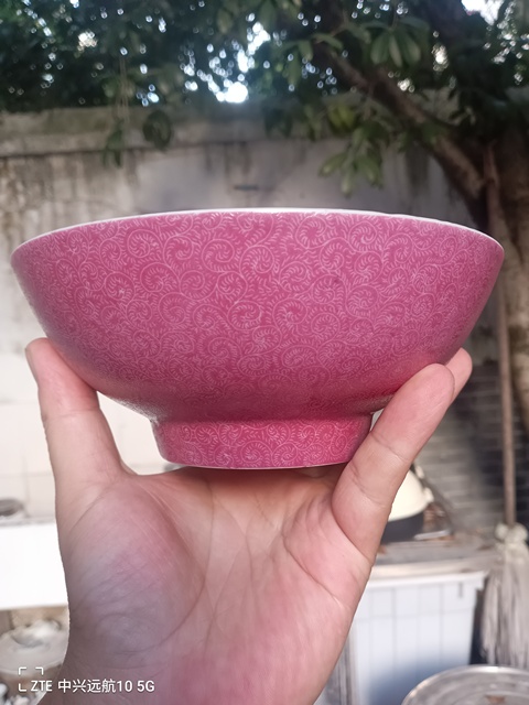 古玩陶瓷胭脂紅軋道纏枝蓮紋碗真品鑒賞圖