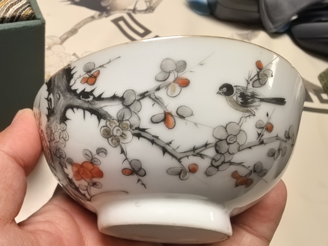 古玩陶瓷墨彩礬紅喜鵲登梅茶碗真品鑒賞圖