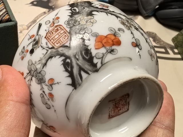 古玩陶瓷墨彩礬紅喜鵲登梅茶碗真品鑒賞圖