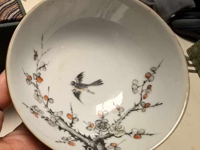 古玩陶瓷墨彩礬紅喜鵲登梅茶碗真品鑒賞圖
