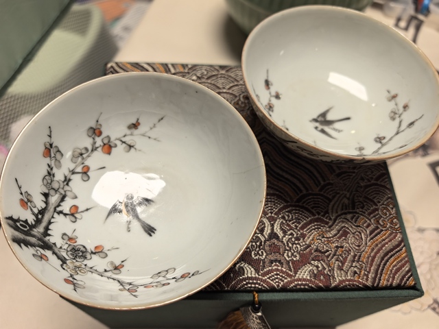 古玩陶瓷墨彩礬紅喜鵲登梅茶碗真品鑒賞圖