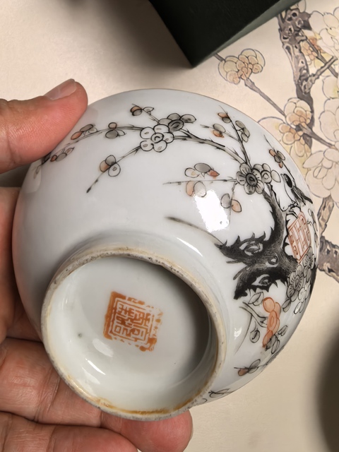 古玩陶瓷墨彩礬紅喜鵲登梅茶碗真品鑒賞圖
