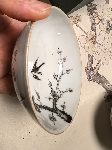 古玩陶瓷墨彩礬紅喜鵲登梅茶碗真品鑒賞圖