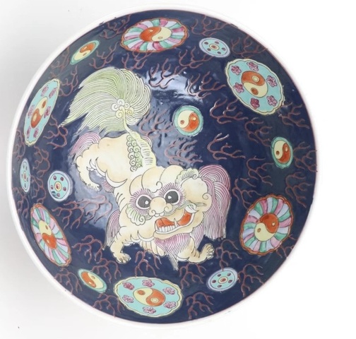 古玩陶瓷藍地粉彩獅紋皮球花碗真品鑒賞圖