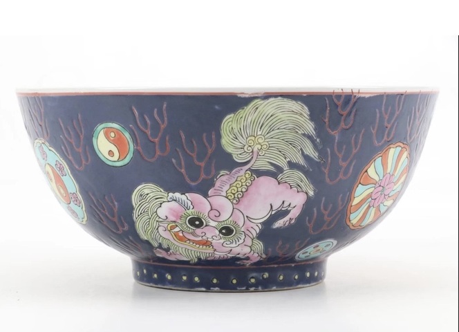 古玩陶瓷藍地粉彩獅紋皮球花碗真品鑒賞圖