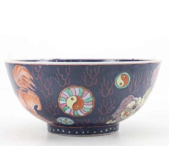 古玩陶瓷藍地粉彩獅紋皮球花碗真品鑒賞圖