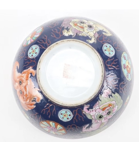 古玩陶瓷藍地粉彩獅紋皮球花碗真品鑒賞圖