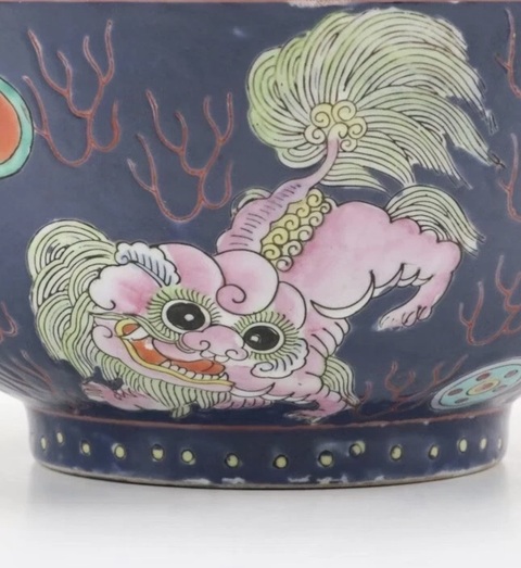 古玩陶瓷藍地粉彩獅紋皮球花碗真品鑒賞圖