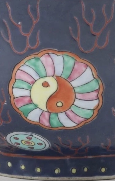 古玩陶瓷藍地粉彩獅紋皮球花碗真品鑒賞圖