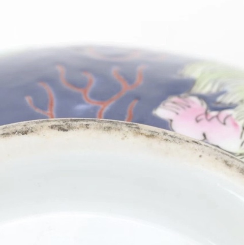 古玩陶瓷藍地粉彩獅紋皮球花碗真品鑒賞圖