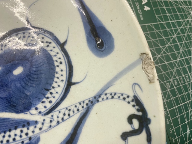 古玩陶瓷青花過(guò)墻龍紋盤(pán)真品鑒賞圖