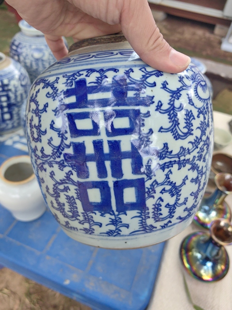 古玩陶瓷纏枝花囍字紋青花罐真品鑒賞圖