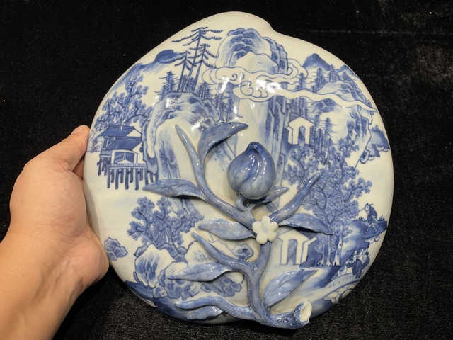 古玩陶瓷山水紋桃型青花蓋盒真品鑒賞圖