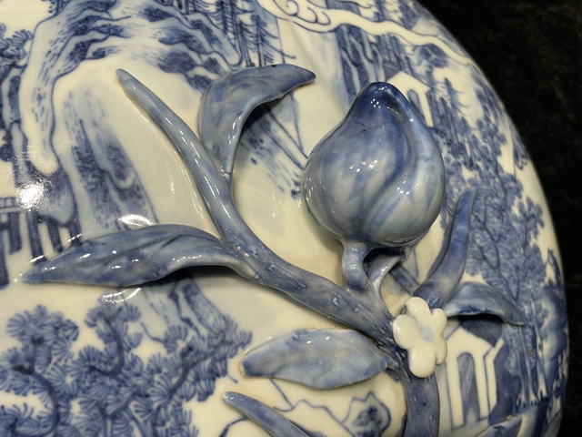 古玩陶瓷山水紋桃型青花蓋盒真品鑒賞圖