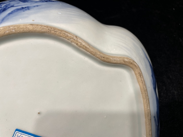 古玩陶瓷山水紋桃型青花蓋盒真品鑒賞圖