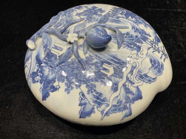 古玩陶瓷山水紋桃型青花蓋盒真品鑒賞圖