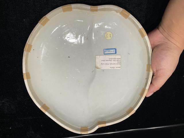 古玩陶瓷山水紋桃型青花蓋盒真品鑒賞圖