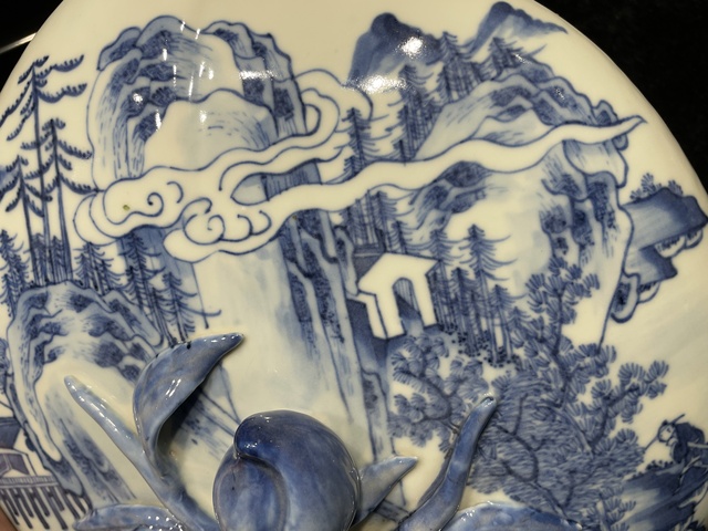 古玩陶瓷山水紋桃型青花蓋盒真品鑒賞圖