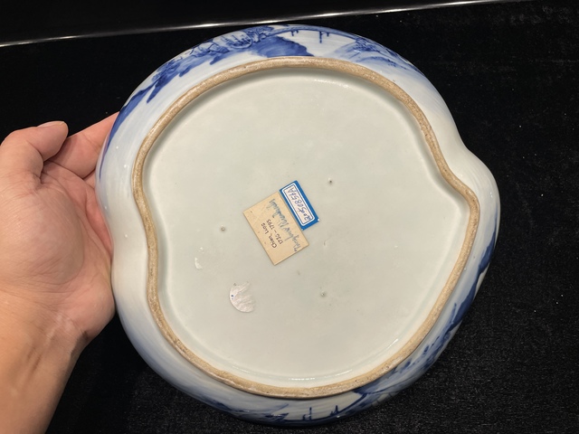 古玩陶瓷山水紋桃型青花蓋盒真品鑒賞圖