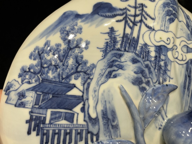 古玩陶瓷山水紋桃型青花蓋盒真品鑒賞圖