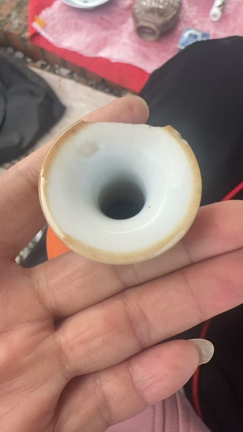 古玩陶瓷珊瑚紅釉蘭花長頸撇口瓶真品鑒賞圖