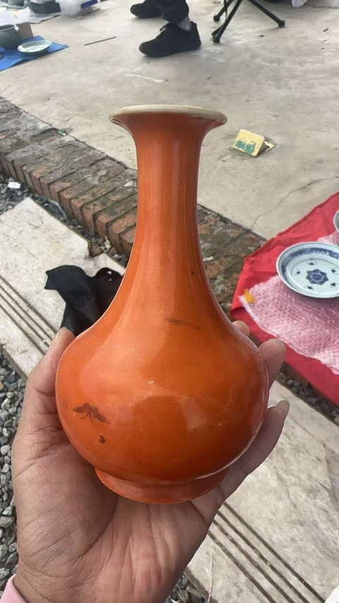 古玩陶瓷珊瑚紅釉蘭花長頸撇口瓶真品鑒賞圖