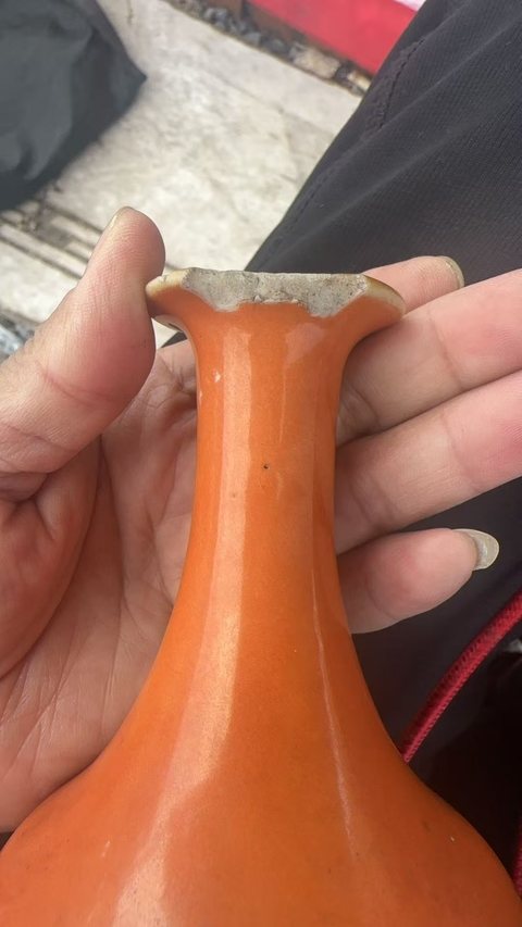 古玩陶瓷珊瑚紅釉蘭花長頸撇口瓶真品鑒賞圖