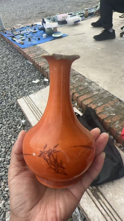 古玩陶瓷珊瑚紅釉蘭花長頸撇口瓶真品鑒賞圖