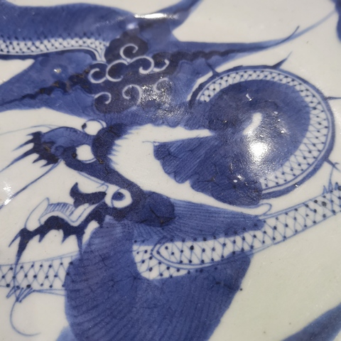 古玩陶瓷過(guò)墻龍紋青花盤(pán)拍賣(mài)，當(dāng)前價(jià)格5500元