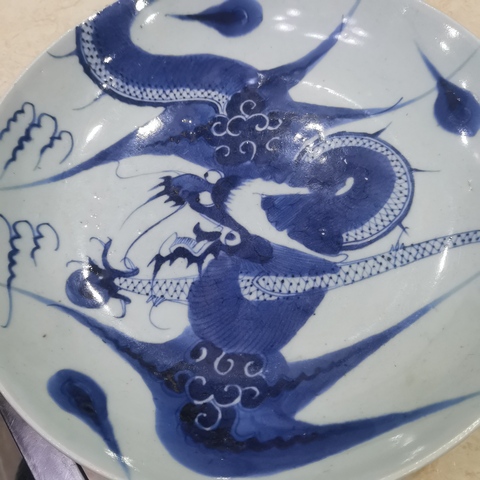 古玩陶瓷過(guò)墻龍紋青花盤(pán)拍賣(mài)，當(dāng)前價(jià)格5500元