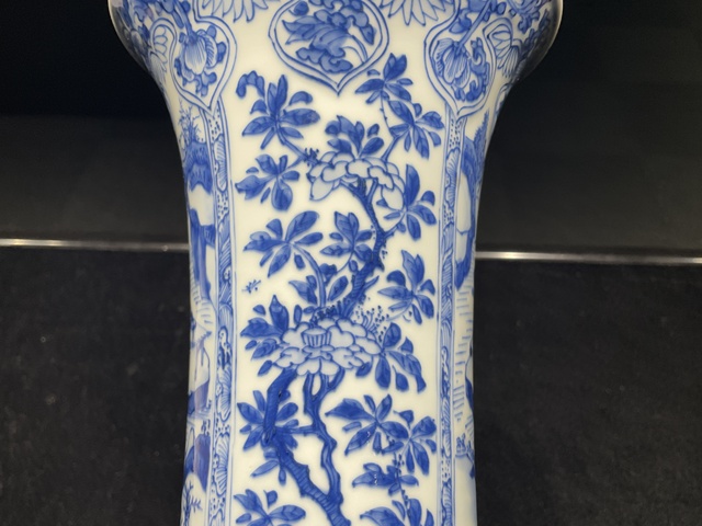 古玩陶瓷花卉紋青花束腰花觚真品鑒賞圖