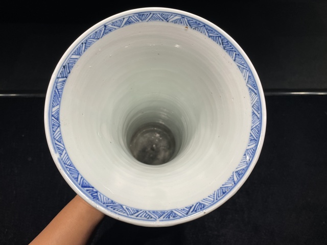 古玩陶瓷花卉紋青花束腰花觚真品鑒賞圖