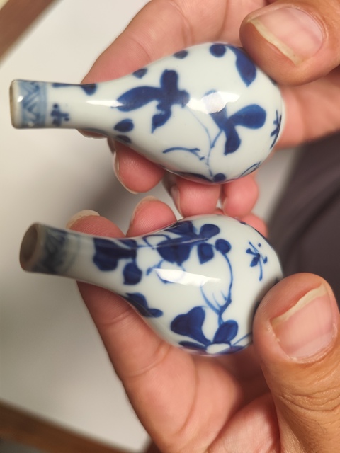 古玩陶瓷清康熙 青花纏枝花卉紋小瓶一對真品鑒賞圖
