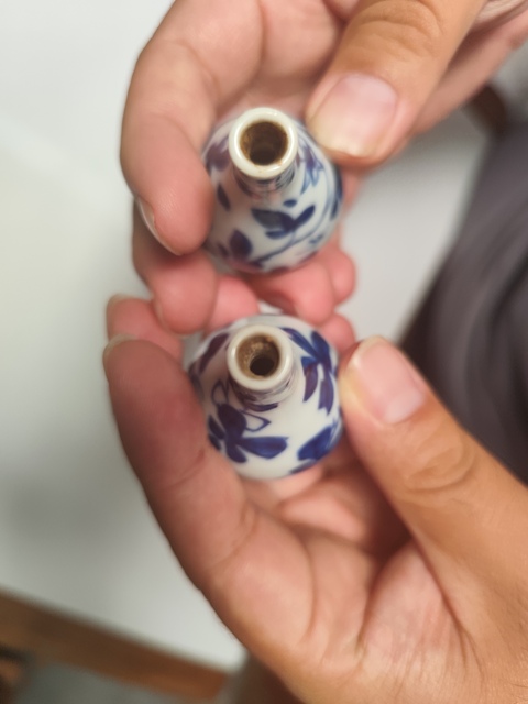 古玩陶瓷清康熙 青花纏枝花卉紋小瓶一對真品鑒賞圖