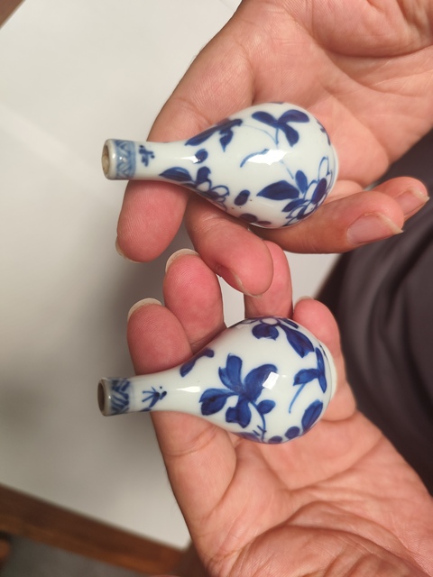 古玩陶瓷清康熙 青花纏枝花卉紋小瓶一對真品鑒賞圖