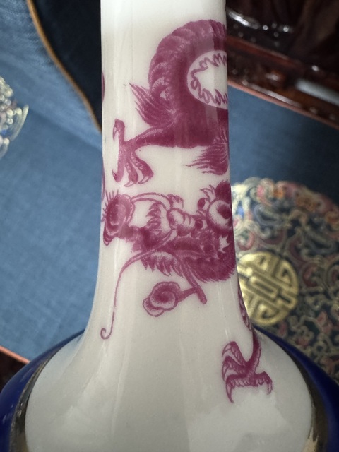 古玩陶瓷藍釉描金胭脂紅彩龍紋瓶真品鑒賞圖