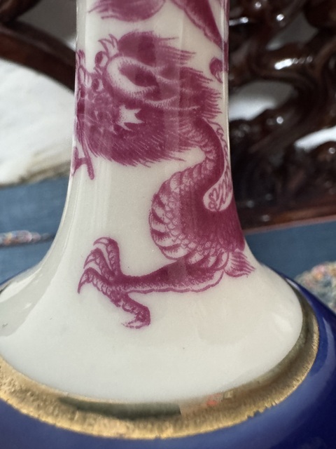 古玩陶瓷藍釉描金胭脂紅彩龍紋瓶真品鑒賞圖