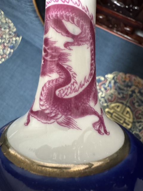 古玩陶瓷藍釉描金胭脂紅彩龍紋瓶真品鑒賞圖