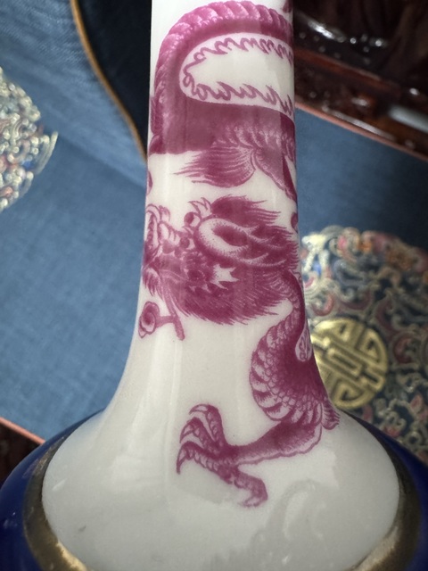 古玩陶瓷藍釉描金胭脂紅彩龍紋瓶真品鑒賞圖