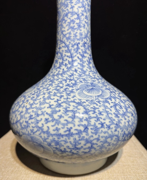 古玩陶瓷青花淡描纏枝蓮紋荸薺瓶真品鑒賞圖