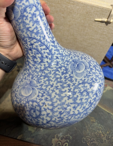 古玩陶瓷青花淡描纏枝蓮紋荸薺瓶真品鑒賞圖