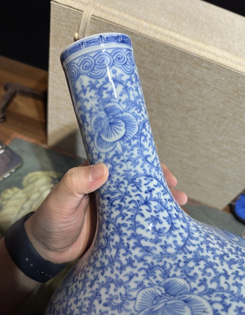 古玩陶瓷青花淡描纏枝蓮紋荸薺瓶真品鑒賞圖