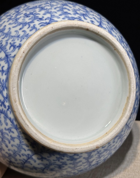古玩陶瓷青花淡描纏枝蓮紋荸薺瓶真品鑒賞圖