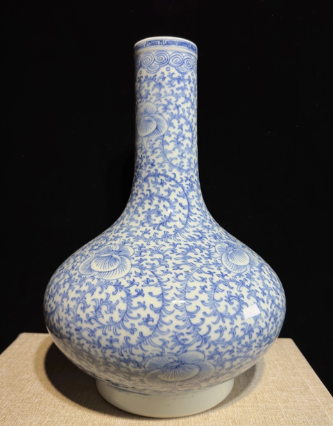 古玩陶瓷青花淡描纏枝蓮紋荸薺瓶真品鑒賞圖