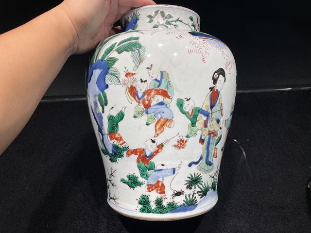 古玩陶瓷青花五彩仕女嬰戲紋將軍罐真品鑒賞圖