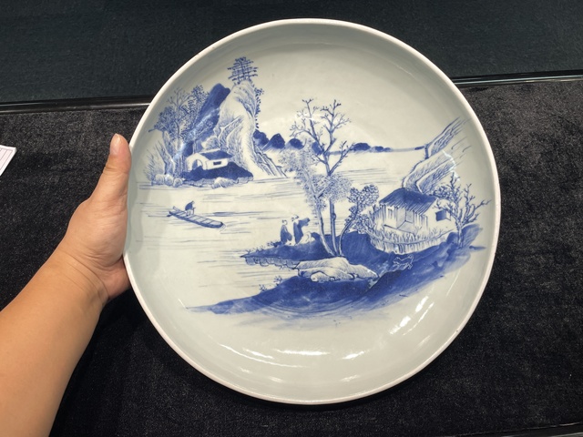 古玩陶瓷人物山水青花盤真品鑒賞圖